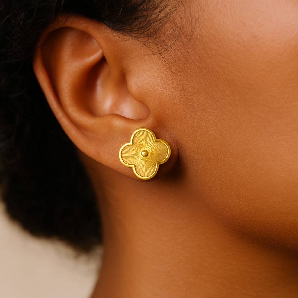 ✨ Boucles d’oreilles Shine Clover – Élégance discrète au quotidien | Plaqué or 18K