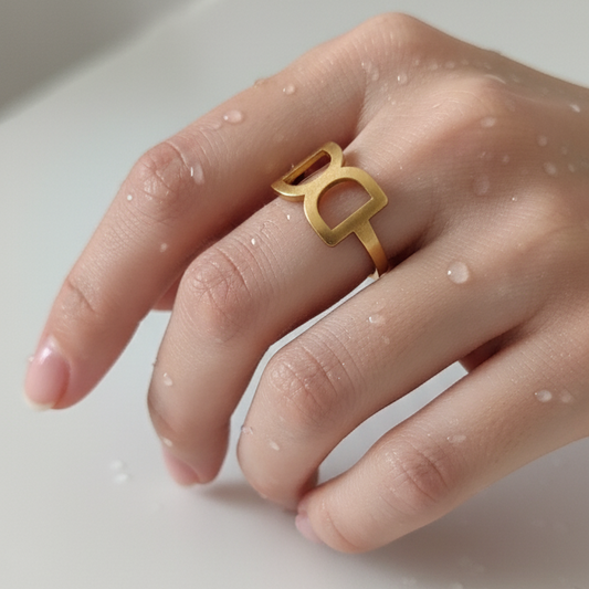 Bague Initiale Dorée – Acier Inoxydable Waterproof