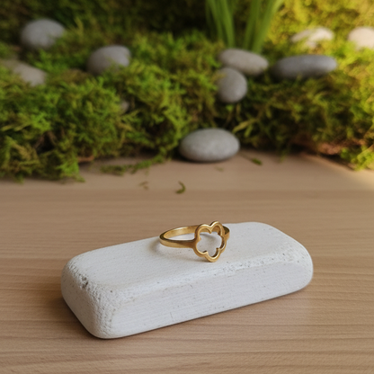 Bague Trèfle Élégance Dorée – Acier Inoxydable Waterproof