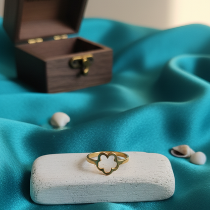 Bague Trèfle Élégance Dorée – Acier Inoxydable Waterproof